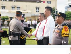 Pemberian Piagam Penghargaan Kepada Personil Polda Yang Berprestasi.