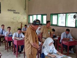 Pastikan Ujian Sekolah Berjalan Lancar, Plt. Camat Batang Gansal Lakukan Monitoring