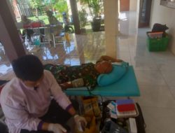Wujud Peduli Kemanusiaan Babinsa Gombang Turut Donor Darah