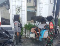 Komsos Dengan Tukang Becak Babinsa Laweyan Ingatkan Agar Selalu Berhati-hati Dan Tertib Berlalulintas