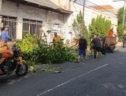 Peduli Kebersihan Lingkungan, Babinsa Tegalharjo Bersama Staf Kelurahan, Linmas Dan Warga Laksanakan Kerja Bakti