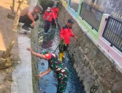 Cegah Banjir Saat Hujan Deras Tiba, Babinsa Purwosari Tak Segan Terjun Ke Parit Bersihkan Sampah Dan Rumput Liar