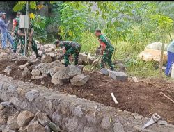 Babinsa Koramil Karangmalang Kerja Bakti Pembuatan Talud di Desa