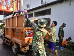 Gotong Royong Jaga Lingkungan, Dandim 0735/Surakarta Terjun Langsung Pimpin Pembersihan Saluran Air