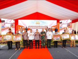Hadiri Ground Breaking Asrama Polresta Samarinda, Kapolri Bagikan Sumur Bor-Sembako ke Warga