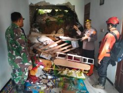 Kompak Polisi bersama TNI dan BPBD Tangani Bencana Longsor di Ponorogo