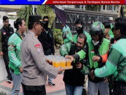 Humanis Polisi Kawal Aksi Damai Driver Ojol di Jember Sambil Berbagi Minuman Dingin