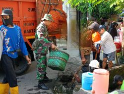 Tumbuhkan Kesadaran Masyarakat Pentingnya Kebersihan, Babinsa Gilingan Terjun Kelapangan Pimpin Kerja Bakti Pembersihan Lingkungan