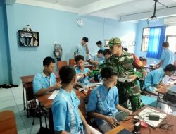 Sukseskan Program Pemerintah, Babinsa Banyuanyar Bantu Pendistribusian Makanan Bergizi Gratis