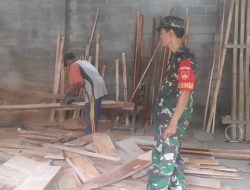 Babinsa Musuk Bantu Pembuatan Kandang Di Desa Lampar