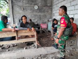 Sembari Bincang Santai Bersama Warga, Babinsa Jebres Selipkan Pesan Jaga Kamtibmas