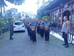 Kolaborasi Dengan Bhabinkamtibmas, Babinsa Timuran Latihkan PBB Kepada Linmas