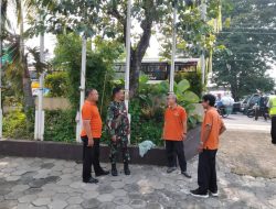 “Waspadai Curanmor”, Ini Selipan Pesan Babinsa Pucang Sawit Saat Komsos Dengan Security Hotel Kusuma Kartika Sari