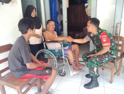 Wujud Rasa Empati, Babinsa Kepatihan Wetan Anjangsana Jenguk Warganya Yang Sakit