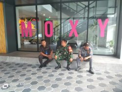 Aksi Humanis Babinsa, Obrolan Hangat Serka Priyanto Dengan Security Hotel Moxy Selipkan Jaga Keamanan