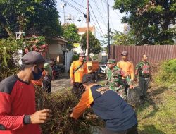 Kobarkan Semangat Gotong Royong, BabinsaTegalharjo Pelopori Kerja Bakti Pembersihan Lingkungan