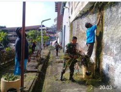 Wujudkan Kemanunggalan TNI-Rakyat, Babinsa Keprabon Bersihkan Lingkungan Bersama Masyarakat