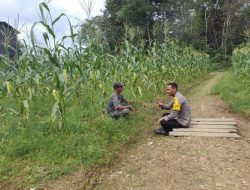 Kapolres Gunung Mas Melalui Kapolsek Kahut Ipda Muklisin, SH Beserta Bhabinkamtibmas  Berkunjung & Berdialog Dengan Warga Desa Penda Rangas