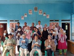 Agus Rianto, Kepala Kampung Rantau Jaya Salurkan BLT – DD Extrim, Tahap 2. TA 2025