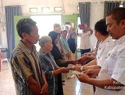 Iskandar, Kepala Kampung Sumber Sari Salurkan BLT – DD Extrim Ke-9 KPM Untuk Tahap 2. TA 2025