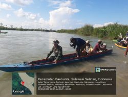 Babinsa Koramil 1403-10/Malangke Gotong Royong Bersama Warga Perbaiki Tanggul Sungai Rongkong