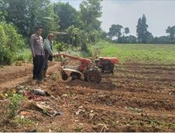 Bhabinkamtibmas Polsek Serang Polresta Serang Kota Dampingi Petani Bajak Lahan Dukung Ketahanan Pangan