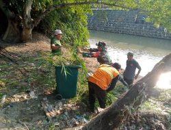 Bantaran Kali Pepe Jadi Sasaran Pembersihan Babinsa Banyuanyar Bersama Linmas Dan Tim Saberling