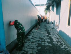 Peduli Kebersihan Lingkungan, Babinsa Joyotakan Gandeng Saberling Kerja Bakti