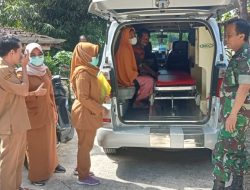 Babinsa Dan Puskesmas Evakuasi Pasien ODGJ Di Wonosamudro