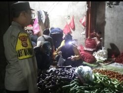 Patroli di Pasar Baradatu, Bhabinkamtibmas Jalin Silaturahmi Beri Himbauan ke Pedagang Sayur