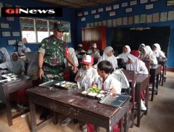 Babinsa Jajaran Kodim Loteng Kawal Penyaluran Makan Bergizi Gratis Untuk Anak Sekolah di Lombok Tengah