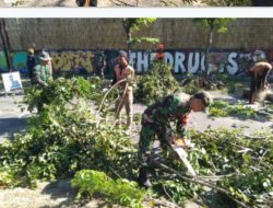 TNI Dan Pemerintah Kota Surakarta Serta Warga Masyarakat Kerja Bakti Perempelan Pohon Untuk Mitigasi Bencana