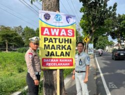 Satlantas Polres Kediri Melakukan Pemasangan Banner Himbauan di Jalur Rawan Kecelakaan.