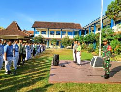 Babinsa Manahan Berikan Latihan PBB Kepada Peserta MPLS SMAN 4 Surakarta