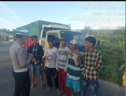 Operasi Patuh Krakatau 2025: Polisi Edukasi Pengemudi Lewat Program Polantas Menyapa di Depan Mako Polres Way Kanan