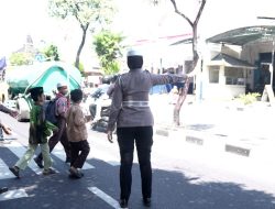 Srikandi Giri Satlantas Polres Gresik Hadir di Tengah Masyarakat, Jaga Keamanan dan Berbagi Berkah Jumat
