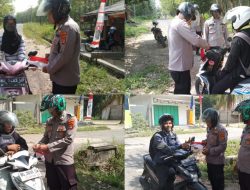 Polisi Tebar Semangat Nasionalisme Bagikan Bendera Merah Putih di Way Tuba