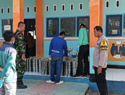 Perdana Penyaluran Makanan Bergizi Gratis Di Kecamatan Woja, Bhabinkamtibmas dan Babinsa Kandai Dua Ambil Bagian Pendampingan.