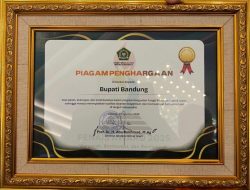 Kemenag Beri Penghargaan Bupati Bandung atas Perhatiannya ke Penyuluh Agama