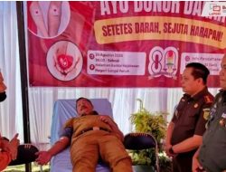 Bupati Kerinci Jadi Pendonor Pertama Acara Donor Darah HUT Kejaksaan RI ke-80