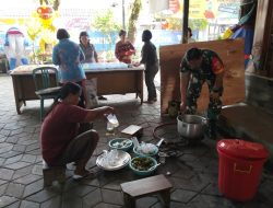 Peduli Stunting, Babinsa Gandekan Turut Berpartisipasi Dalam Program Dapur Sehat Di Wilayah Binaan