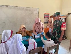 Babinsa Sambi Dampingi Imunisasi, Anak-Anak Jadi Lebih Berani Disuntik