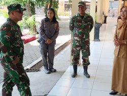 Babinsa Kratonan Ngobrol Santai dengan Kepala Sekolah di sela-sela Kegiatan Belajar Mengajar