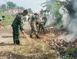 Babinsa Koramil Ampel Ajak Warga Gladaksari Kompak Bersihkan Jalan Desa