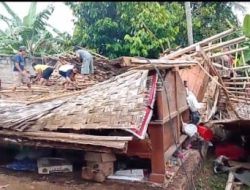 Satu Unit Rumah Di Gedong Tataan Porak Poranda Akibat Tertimpa Pohon Tumbang.