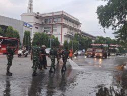 Gandeng Damkar, Kodim Surakarta Laksanakan Penyemprotan Jalan, Bersihkan Debu Pasca Demonstrasi