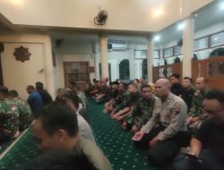 Sembari Pengamanan Demonstrasi, Kodim Surakarta Ajak Masyarakat Sholat Maghrib Berjamaah