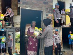 Polri Untuk Masyarakat, Kapolres Way Kanan Salurkan Bansos Kepada Warga di Umpu Semenguk