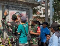 Pasca Demonstrasi, Kodim 0735/Surakarta Bersinergi Dengan Pemkot Dan Instansi Terkait Bersihkan Area Patung Gladag Solo