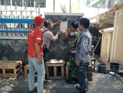 Sinergitas TNI-Polri Laksanakan Pemasangan Pamflet Kepatuhan Terhadap Kamtibmas Dan Tidak Mudah Terprovokasi
